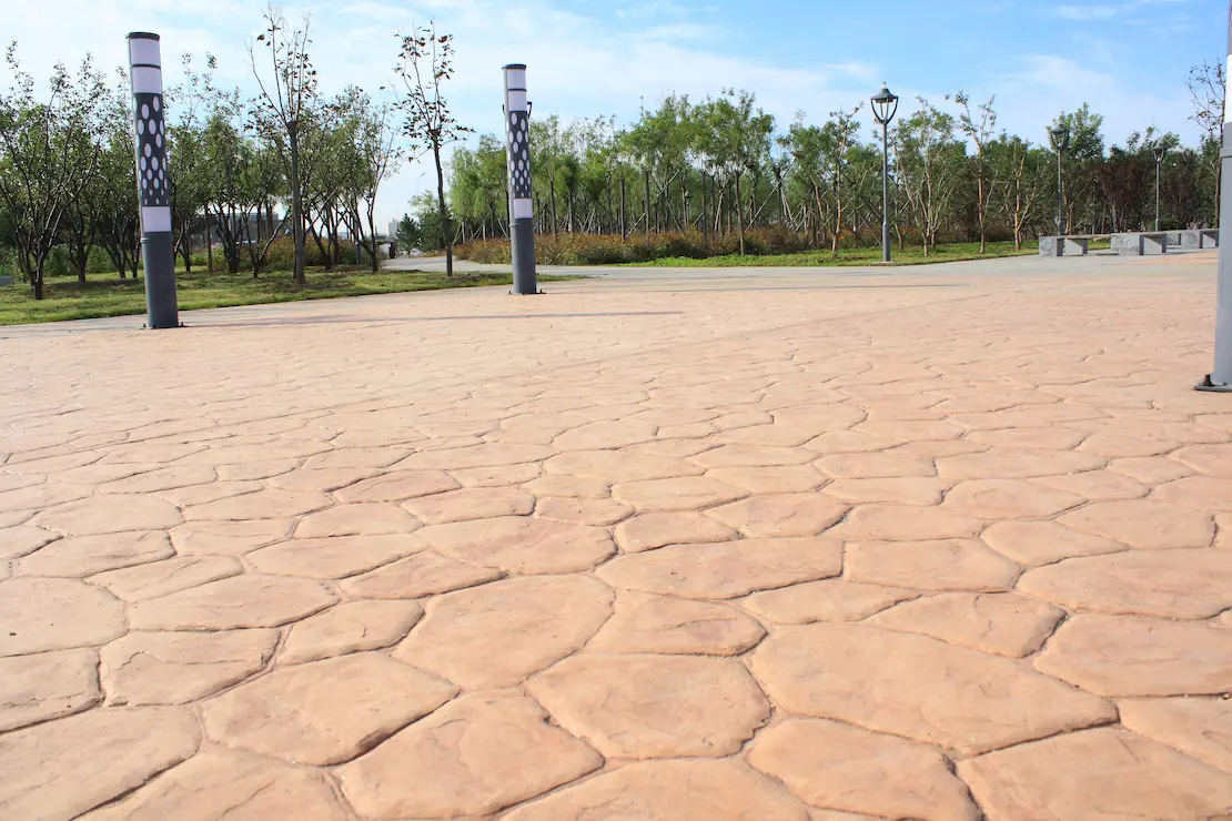 Zona de relajación de una universidad con pavimento de hormigón estampado